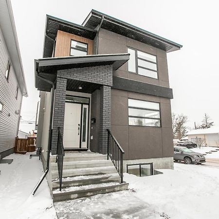 Bright Modern Home - King Bed - Free Parking - Fireplace - Fast Wi-Fi - Free Netflix Edmonton Exteriör bild