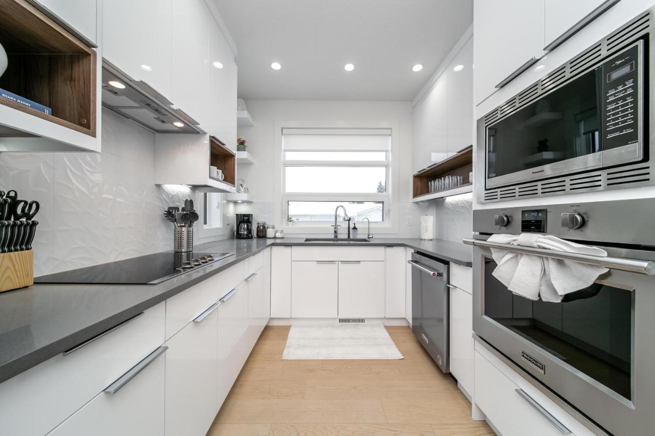 Bright Modern Home - King Bed - Free Parking - Fireplace - Fast Wi-Fi - Free Netflix Edmonton Exteriör bild