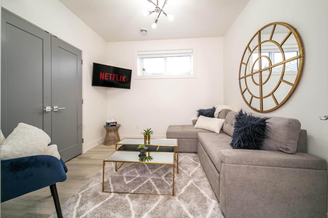 Bright Modern Home - King Bed - Free Parking - Fireplace - Fast Wi-Fi - Free Netflix Edmonton Exteriör bild