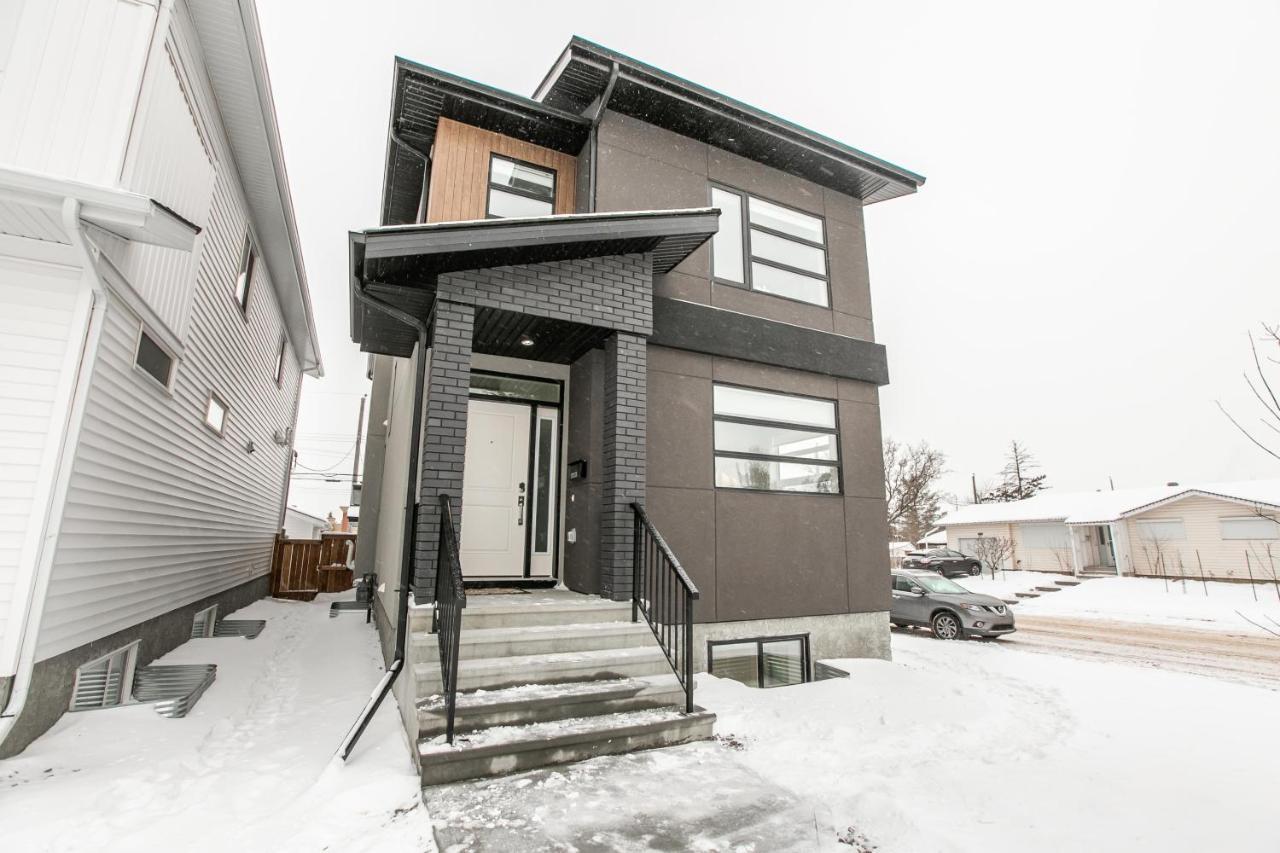 Bright Modern Home - King Bed - Free Parking - Fireplace - Fast Wi-Fi - Free Netflix Edmonton Exteriör bild