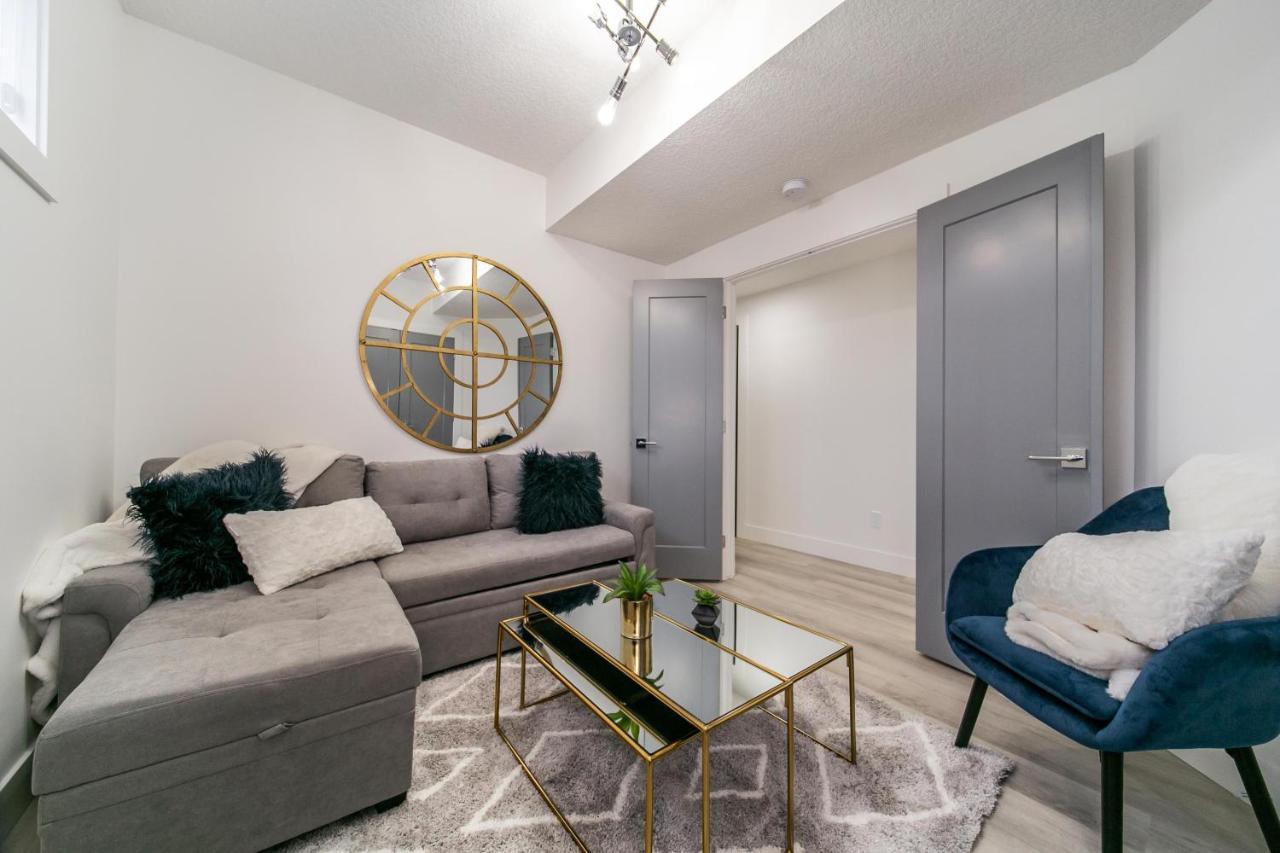 Bright Modern Home - King Bed - Free Parking - Fireplace - Fast Wi-Fi - Free Netflix Edmonton Exteriör bild