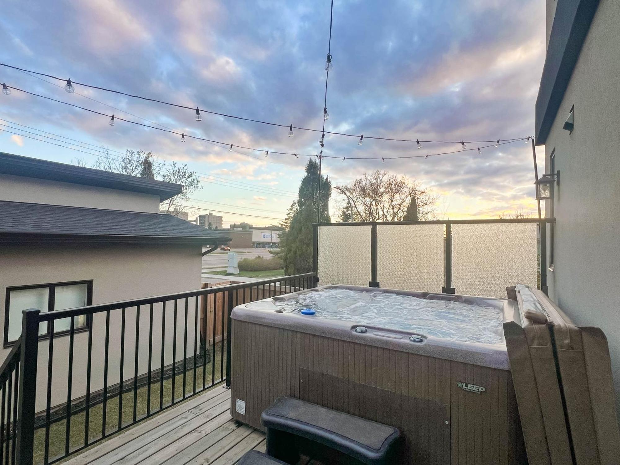 Bright Modern Home - King Bed - Free Parking - Fireplace - Fast Wi-Fi - Free Netflix Edmonton Exteriör bild