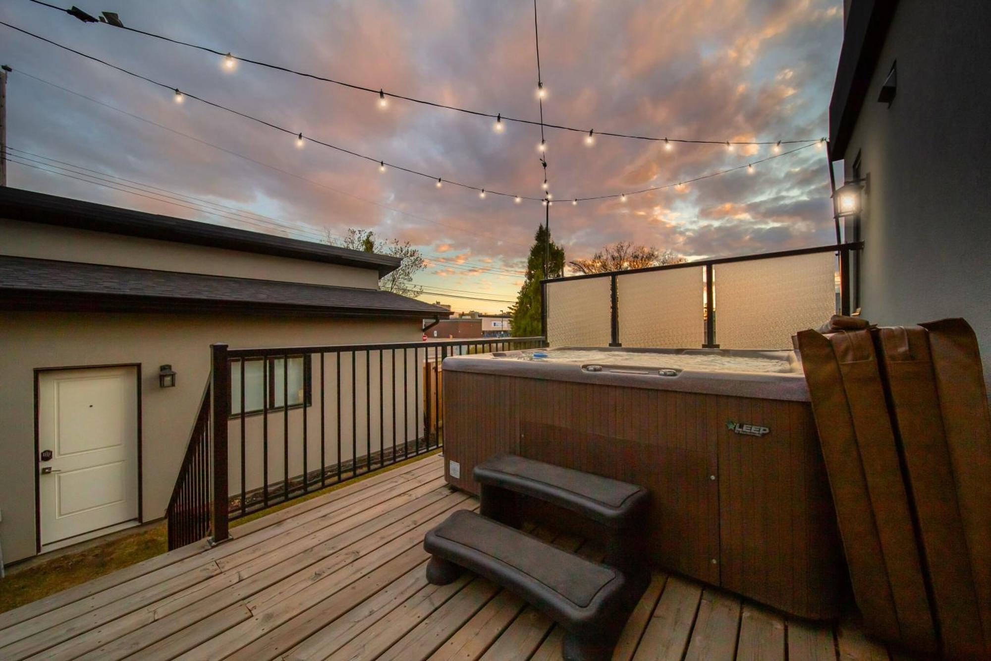 Bright Modern Home - King Bed - Free Parking - Fireplace - Fast Wi-Fi - Free Netflix Edmonton Exteriör bild